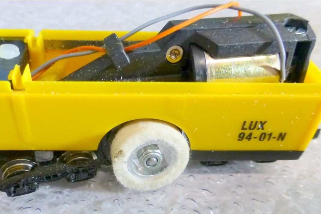 Lux N 9470 N-rail track beveling wagon for analog and digital operation. With SSF-09 control electronic automatic (start-/stop function) and Faulhaber motor.