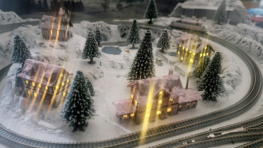 NOCH 880099 Z Scale Deluxe "Interlaken" Briefcase Layout w/EMTZ Structures 32" x 22" x 6"