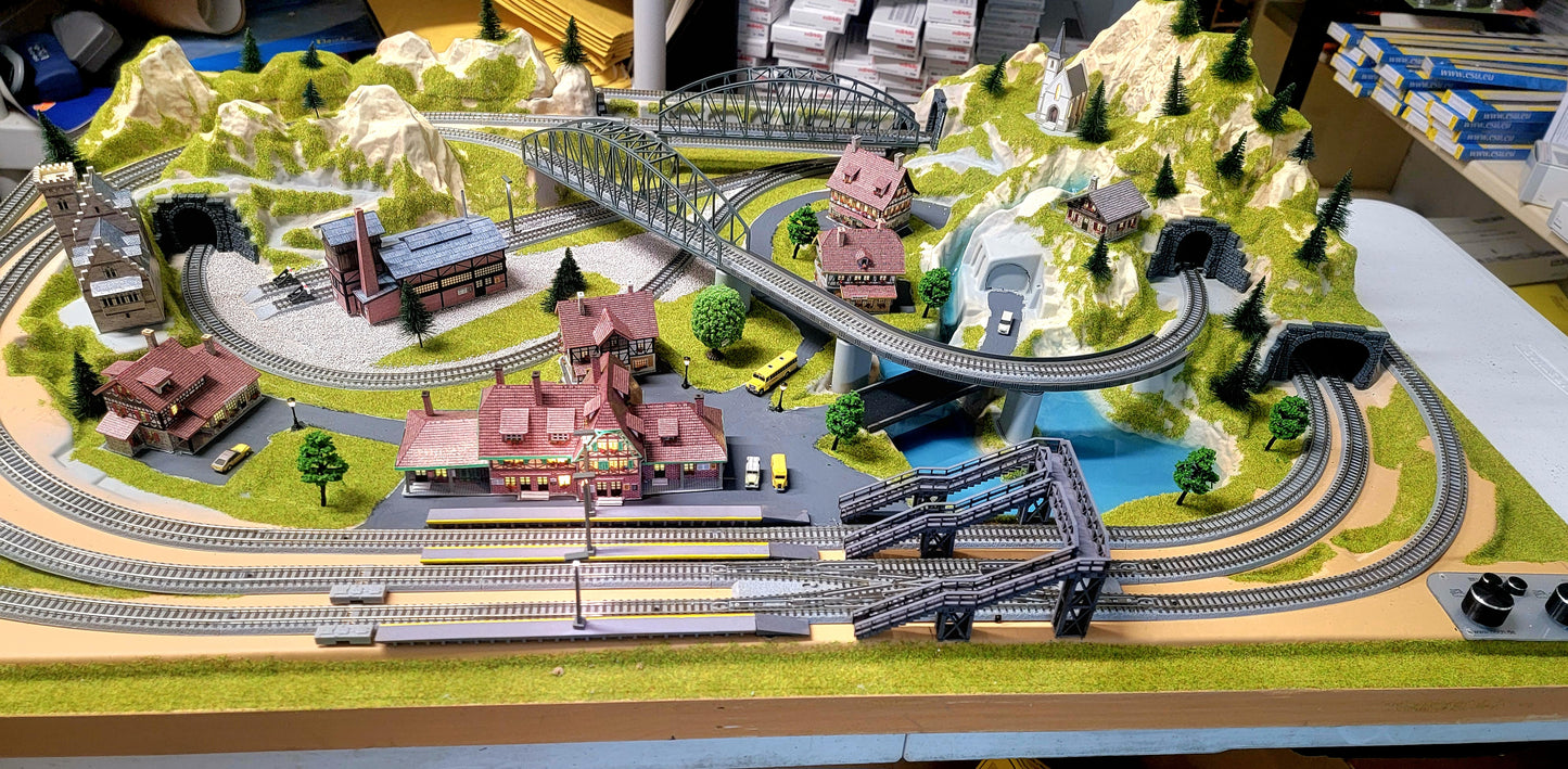 NOCH Z 88999 Finished "Cortina" 2 Trains Layout 39" x 27"  Rokuhan Track  EMTZ Structures - The Works!