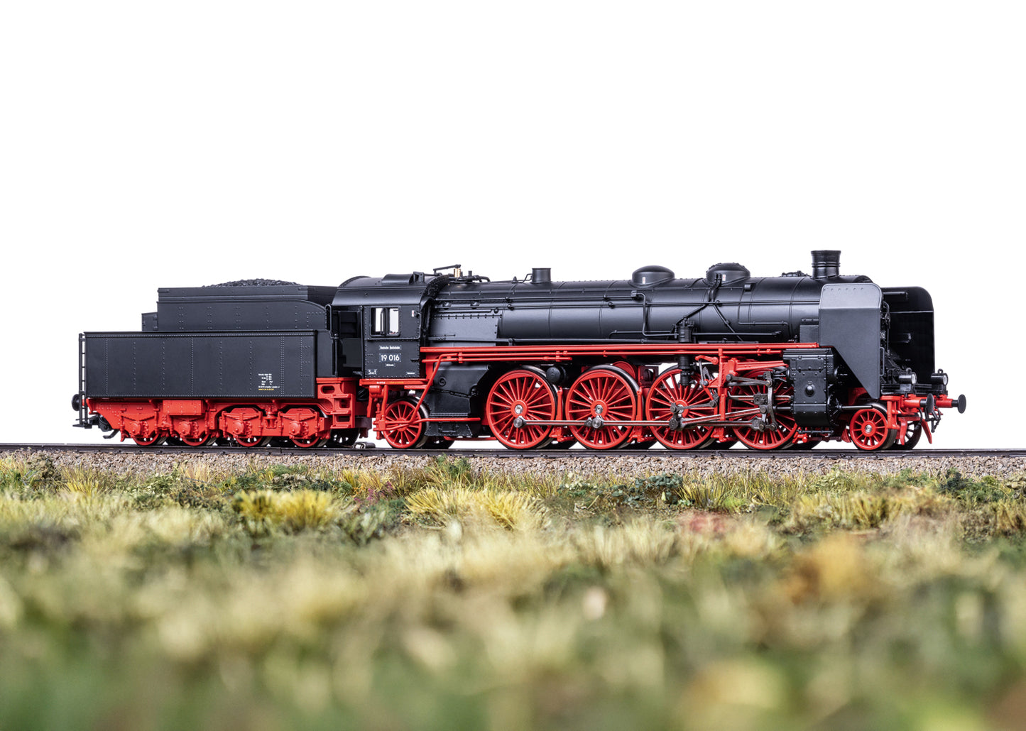 Marklin HO 38190 Steam Engine cl 19 016 DR/DDR "Saxon Pride" Dynamic Smoke
