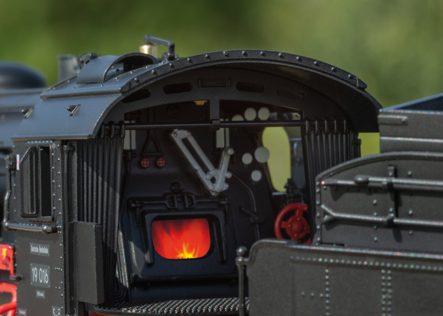 Marklin HO 38190 Steam Engine cl 19 016 DR/DDR "Saxon Pride" Dynamic Smoke