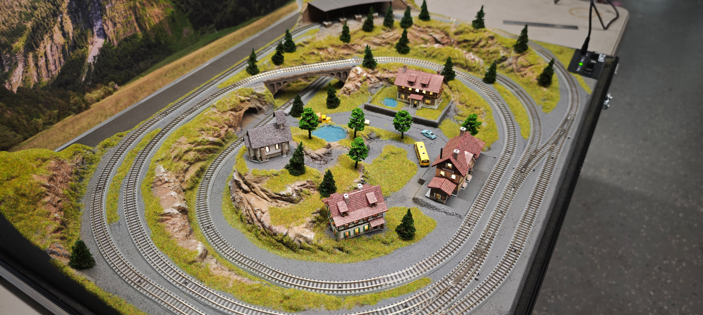 NOCH  880088 Z Scale Deluxe "Meran" Briefcase Layout w/EMTZ Structures 32" x 22" x 6"