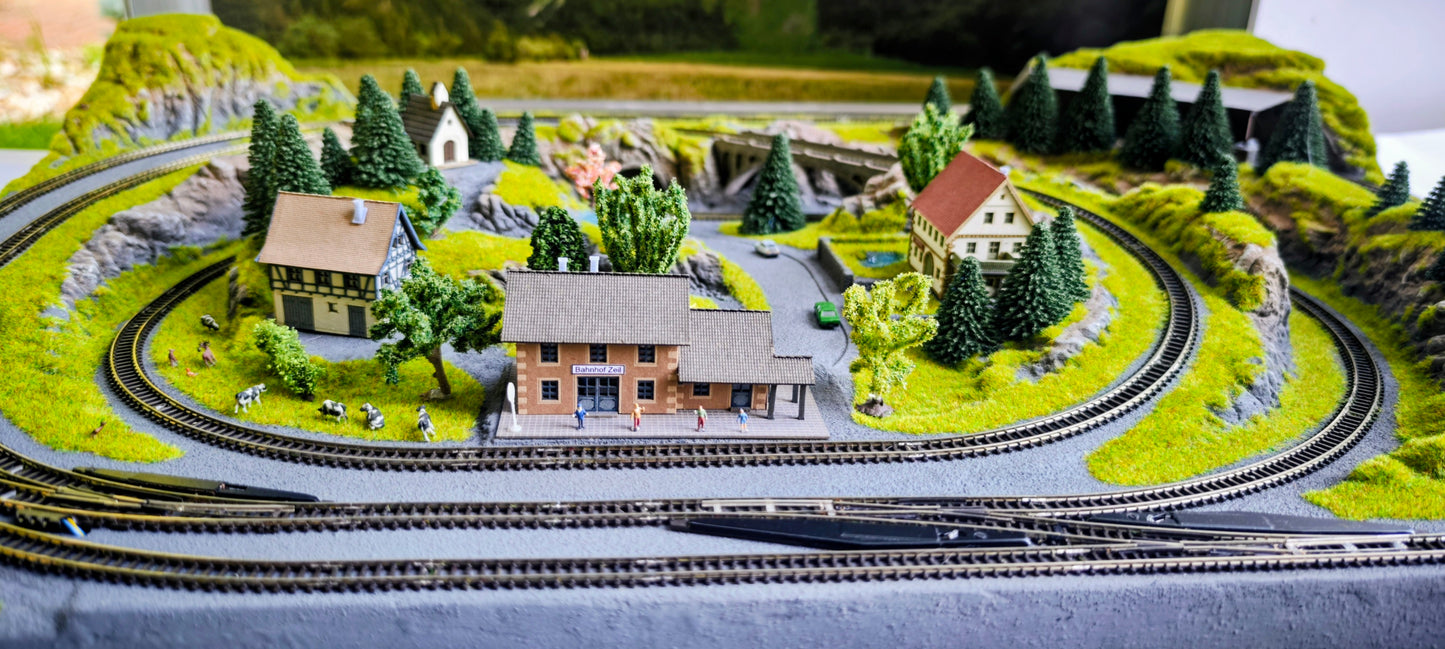 Noch Z 88303 Deluxe Two Trains Z Gauge Briefcase Layout "Meran" Enhanced 32" x 22"