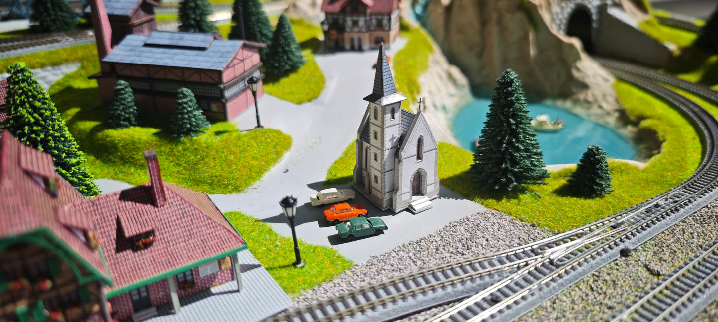 Noch Z Finished NOCH Traunstein Z Scale Layout. 3 Trains! Rokuhan Track, Marklin Conrollers, EMTZ Structures, Street/House Lights, The Works!  49" x 27"