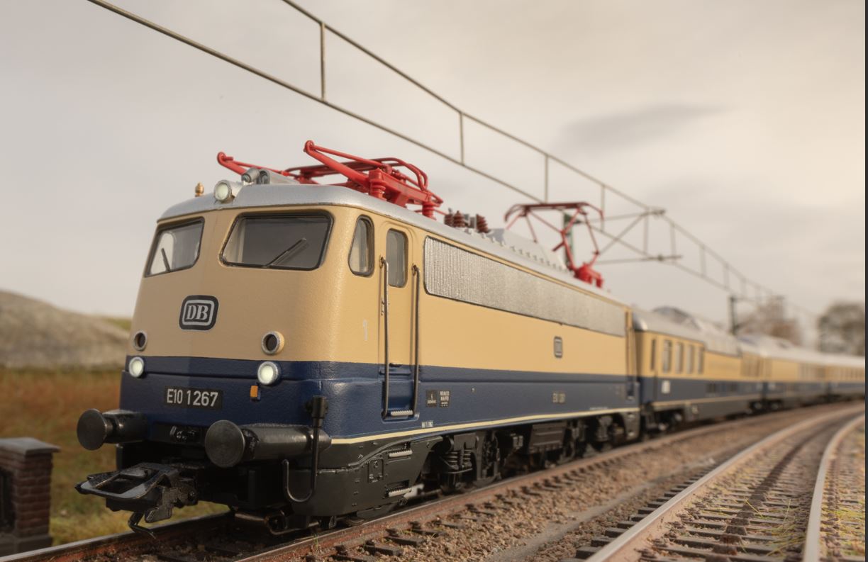Marklin HO Complete "Rheinpfeil" Train Set 39126+43881+43882 DB Express Train F22 from Dortmund to Munich