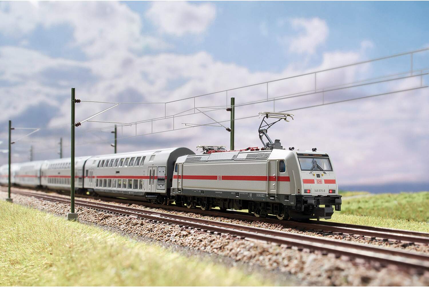 Trix N 16462 Bombardier Traxx P 160 AC2 Class 146.5 Electric - Sound and DCC-SX - Exclusiv -- German Railroad DB AG 146 575-6 (Era VI 2015, white, red)