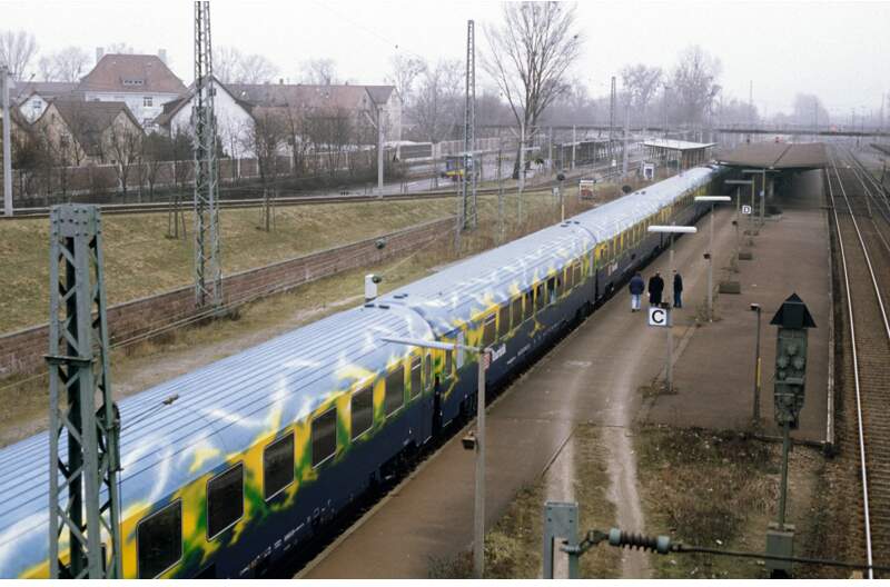 Marklin Z 87300 Touristikzug 5-Car Set - Ready to Run -- German Railroad DB AG (Era V 1996, blue, green, yellow, gray)